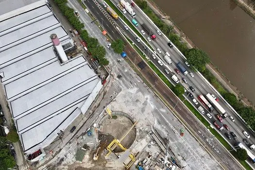 Após concretagem de cratera, pista da marginal será liberada hoje