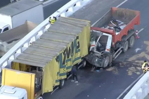 Acidente entre caminhões na Marginal Tietê deixa 1 morto; ponte é liberada