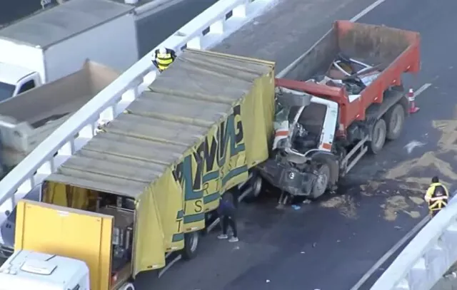 Acidente entre caminhões na Marginal Tietê deixa 1 morto; ponte é liberada