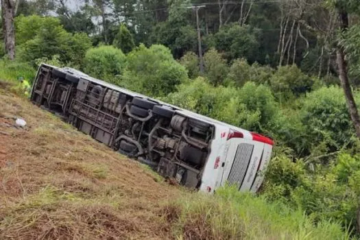 Acidente de ônibus com turistas no Paraná deixa 7 mortos e 22 feridos