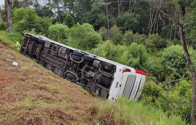Acidente de ônibus com turistas no Paraná deixa 7 mortos e 22 feridos