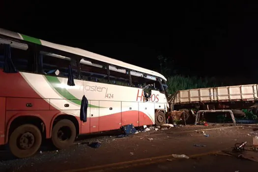 Acidente entre ônibus de turismo e caminhão deixa sete mortos em Parapuã (SP)