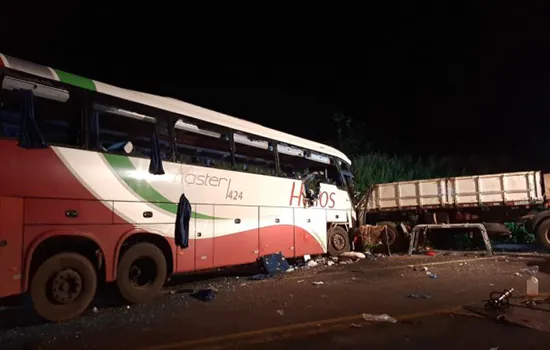 Acidente entre ônibus de turismo e caminhão deixa sete mortos em Parapuã (SP)