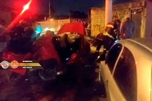 Carro bate em muro e quatro pessoas morrem na Jacu Pêssego