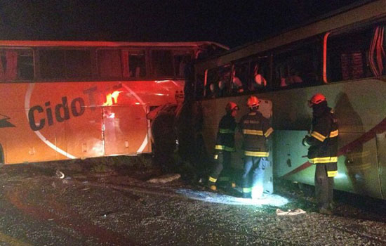 Acidente entre 2 ônibus deixa 8 mortos em Teodoro Sampaio