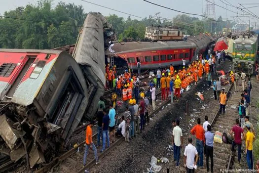 Acidente de trem deixa mais de 200 mortos na Índia