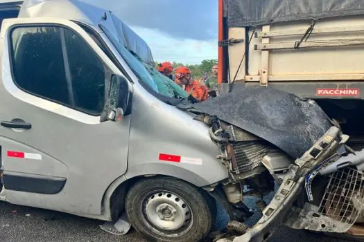 Acidente com van que levava passageiros ao hospital deixa dois mortos no CE