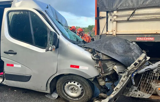 Acidente com van que levava passageiros ao hospital deixa dois mortos no CE