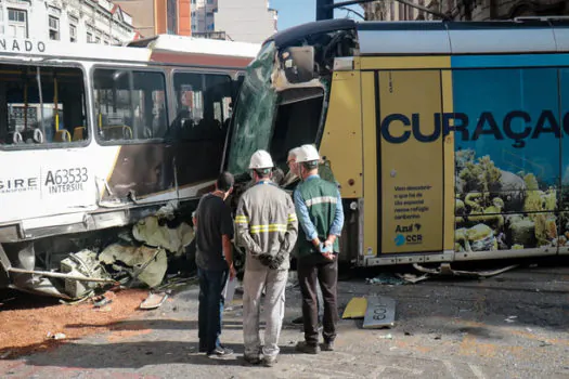 Acidente entre ônibus e VLT deixa 11 feridos no centro do Rio