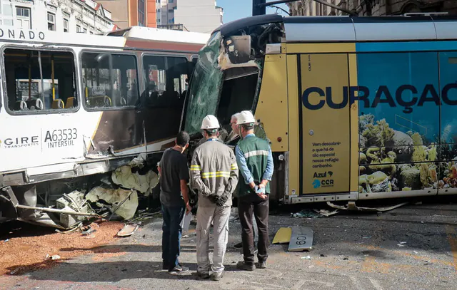 Acidente entre ônibus e VLT deixa 11 feridos no centro do Rio