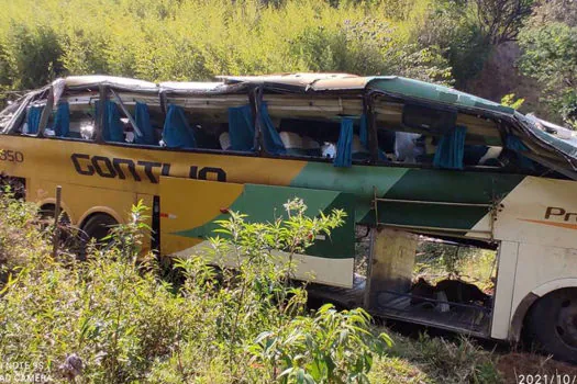 Polícia Civil confirma quatro mortos em acidente com ônibus em MG