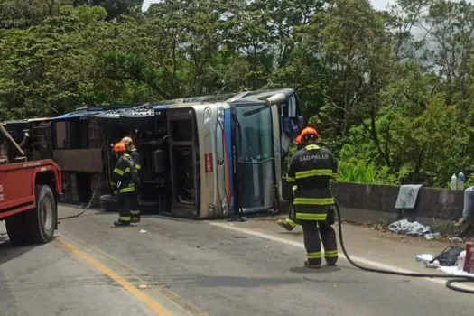 Ônibus tomba e deixa ao menos 5 mortos em Rodovia de SP