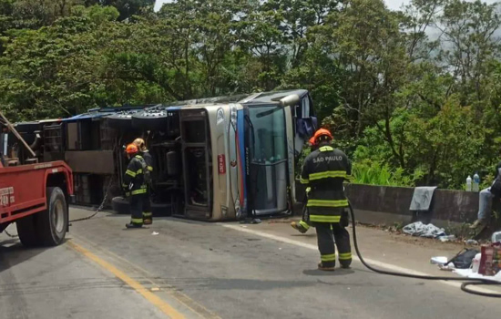 Ônibus tomba e deixa ao menos 5 mortos em Rodovia de SP