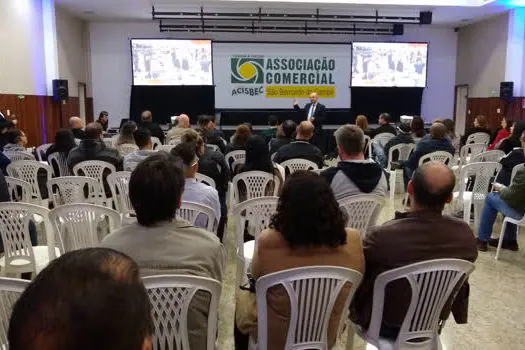 Marcelo Dória dá dicas sobre como driblar a crise em evento na ACISBEC