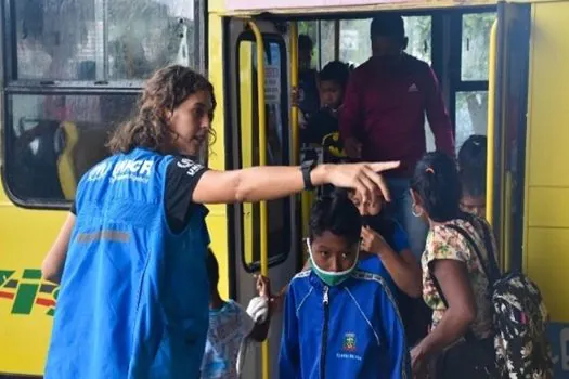 Com apoio do ACNUR, indígenas da Venezuela usam transporte público para frequentar escola