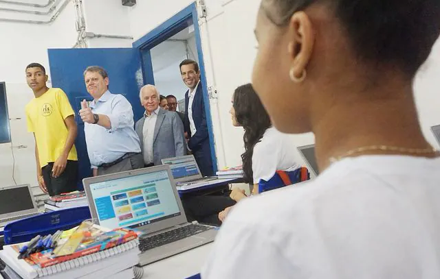 Governador acompanha ações de acolhimento na volta às aulas da rede estadual