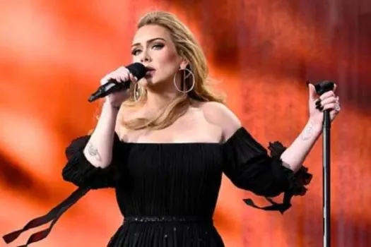 Adele se surpreende com brasileiros noivos em show e aceita ser madrinha de casamento