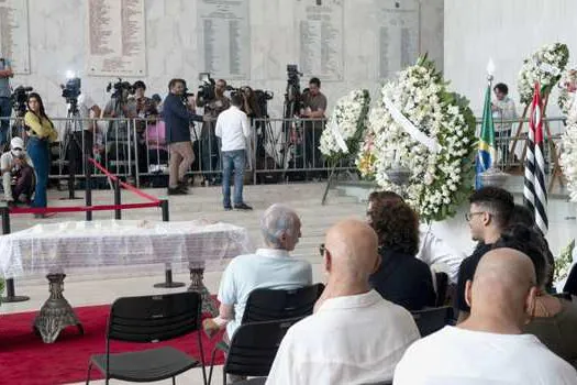 Emoção e homenagens marcam despedida à cantora Gal Costa