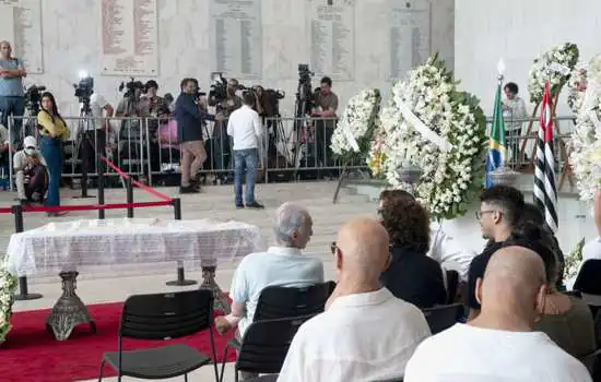 Emoção e homenagens marcam despedida à cantora Gal Costa