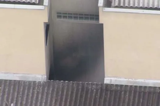 Adolescente é apreendida em SP por suspeita de incendiar apartamento com a família dentro