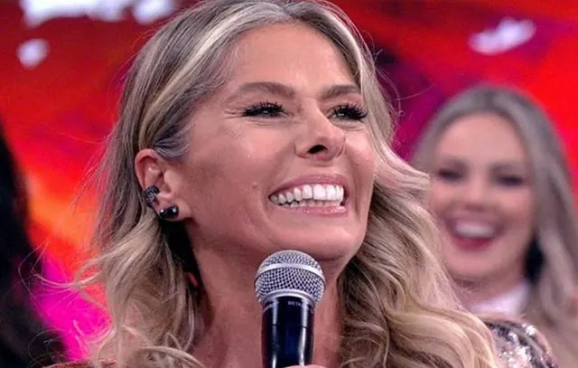 Adriane Galisteu revela sonho de ter programa nos domingos da Record: ‘Quero ser líder’