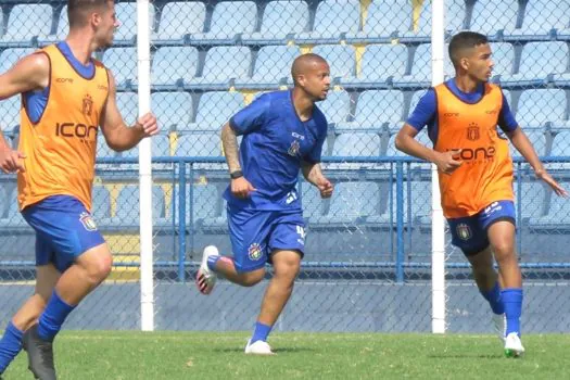 São Caetano faz atividade do time profissional com o Sub-20