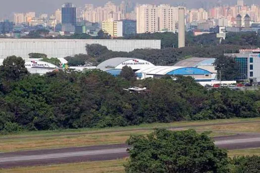 Avião de pequeno porte não consegue decolar e acaba em canteiro do Campo de Marte