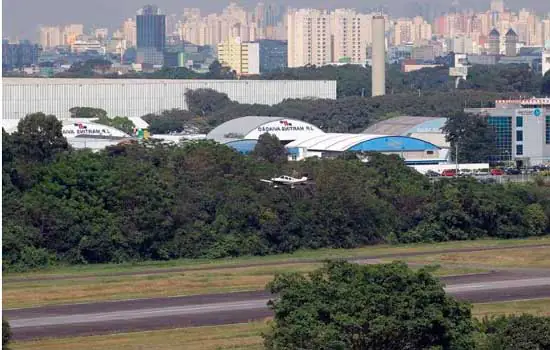 Avião de pequeno porte não consegue decolar e acaba em canteiro do Campo de Marte