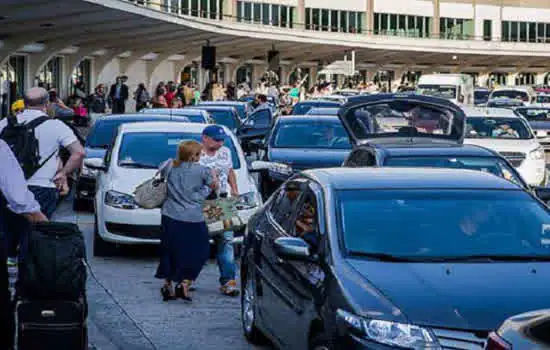 Mudança de táxis no desembarque de Congonhas piora trânsito na região