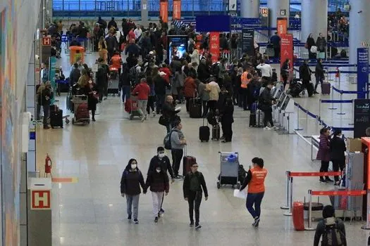 Anvisa não prevê obrigatoriedade de máscaras, mas recomenda uso em aeroportos