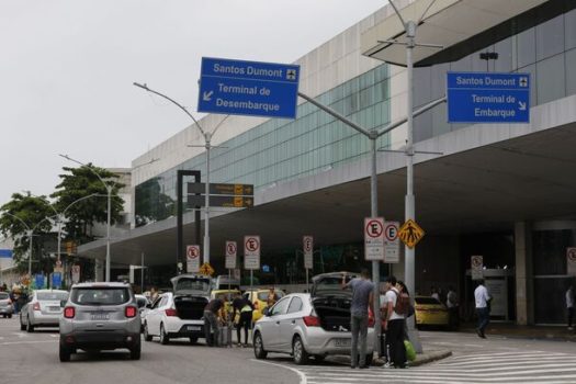 Aeroporto Santos Dumont teve operações interrompidas após avião colidir com ave