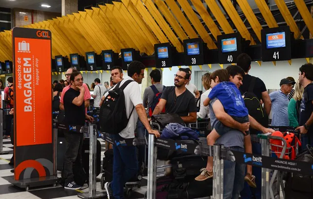 Feriado aumenta movimento em rodovias e aeroportos paulista_x000D_