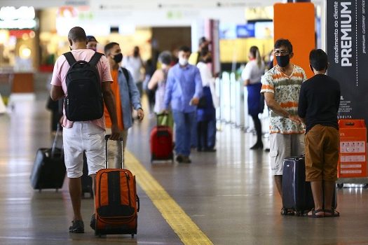 Anvisa aprova volta do uso de máscaras em aviões e aeroportos