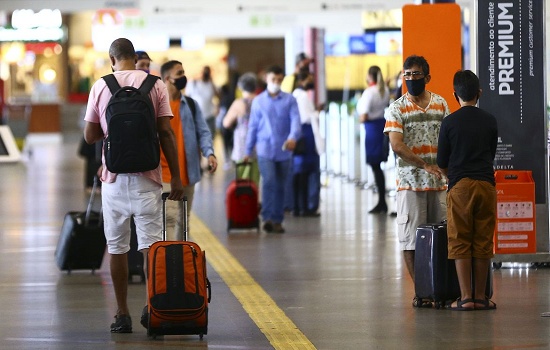 Anvisa aprova volta do uso de máscaras em aviões e aeroportos