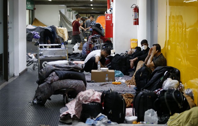 Afegãos serão transferidos do aeroporto para Praia Grande