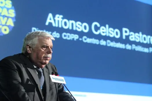 Affonso Celso Pastore: governo está ‘desmontando’ BC com ataque à autarquia