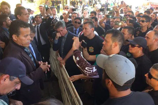 Agentes penitenciários tentam entrar na Câmara por um prédio anexo