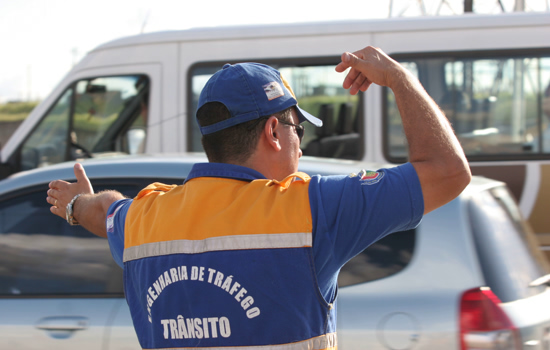 Agentes da Semob vigiam trânsito de São Caetano 24h por dia