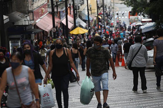 No comércio popular, aglomeração