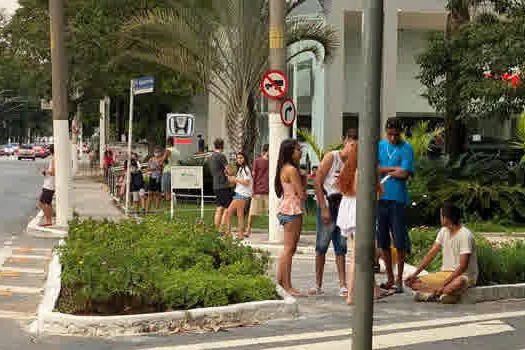 Jovens se aglomeram sem máscara em posto de combustível no Jardim América, em São Paulo