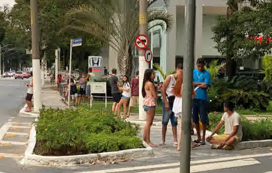 Jovens se aglomeram sem máscara em posto de combustível no Jardim América