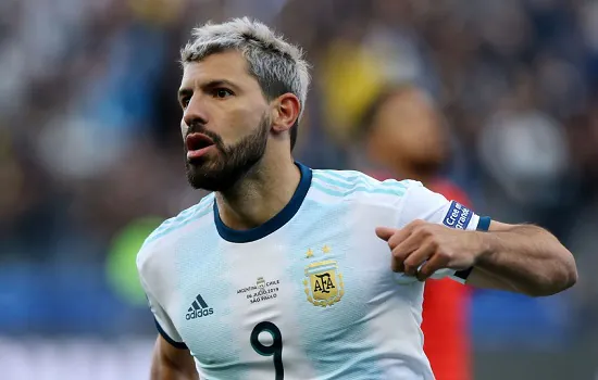 Scaloni afirma que conta com Agüero na seleção argentina “o mais breve possível”