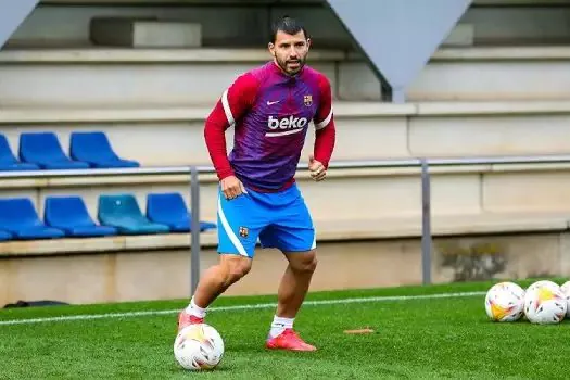 Agüero marca coletiva para anunciar seu futuro nesta quarta-feira