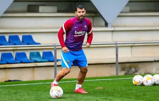 Agüero marca coletiva para anunciar seu futuro nesta quarta-feira