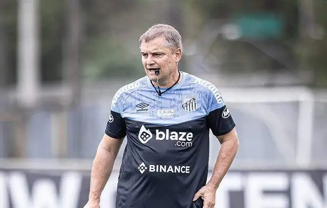 Aguirre se reúne com Marcos Leonardo por definições no Santos