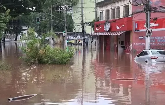 Chuvas provocam alagamentos