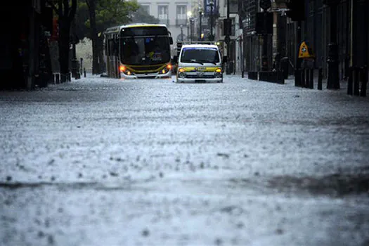 Chuva forte provoca deslizamentos e alagamentos no Rio de Janeiro