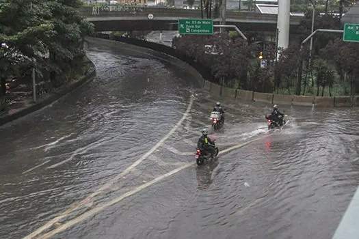 Chuva em SP provoca pontos de alagamento e falhas no transporte público