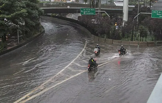 Chuva em SP provoca pontos de alagamento e falhas no transporte público