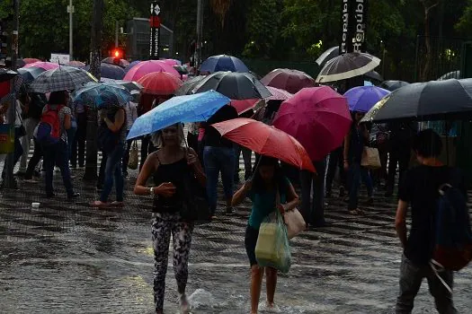 Temporal causa alagamentos e transbordamento de córrego em São Paulo